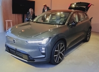 Volvo's EX60 jaagt direct op de BMW iX3