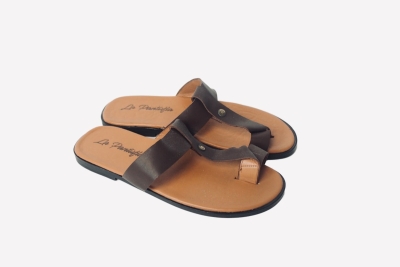 Waarom je deze zomer flip-flops draagt in de stad